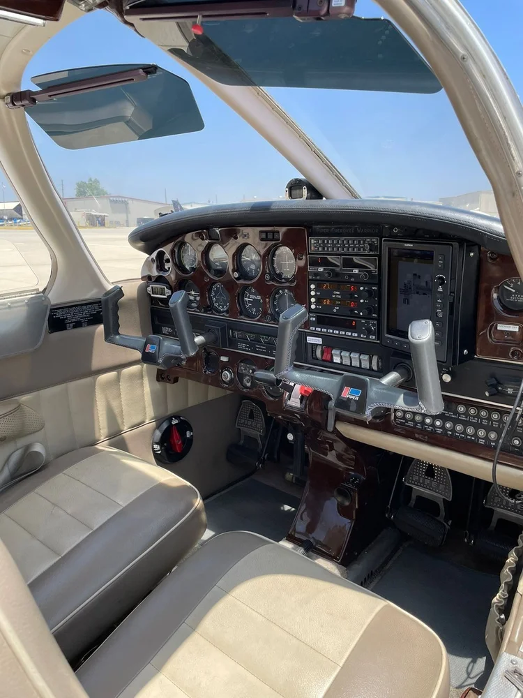 Cockpit interior view of Piper Warrior N26132