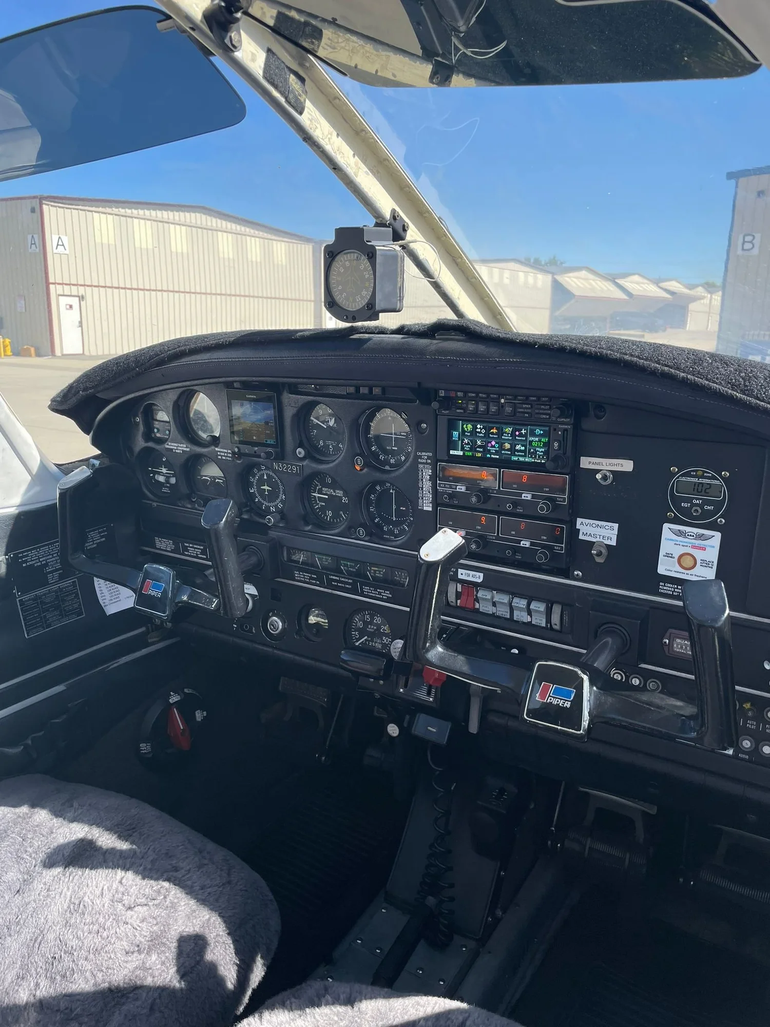 Cockpit interior view of Piper Warrior N32291